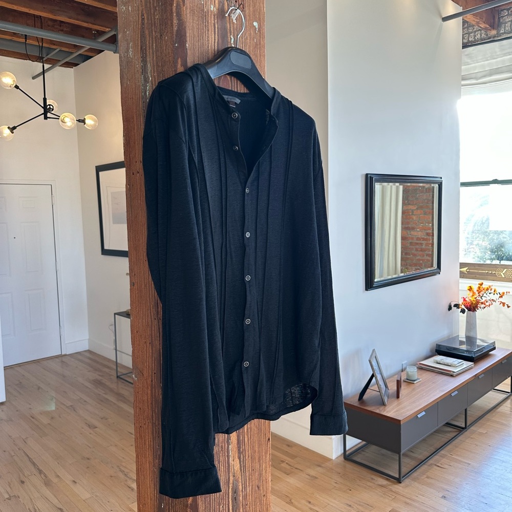 JOHN VARVATOS (Mens L) Black Ribbed Button Henley.